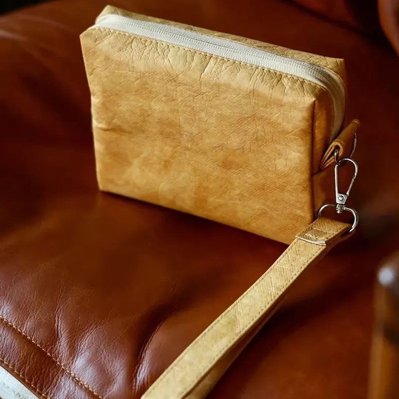 牛皮色杜邦纸斜挎包